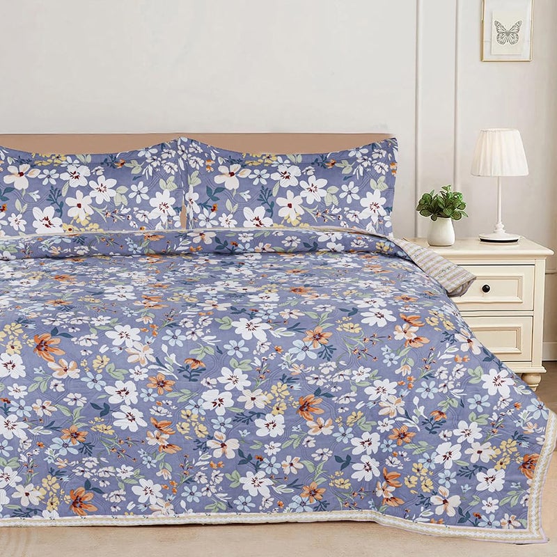 BSB مجموعة لحاف BSB HOME لجميع الأحوال الجوية مزخرفة بتقنية الموجات فوق الصوتية خالية من الخيوط 3 قطع مع أغطية وسائد - غطاء سرير خفيف الوزن / لحاف / بطانية - مزدوج، 150 جرام لكل متر مربع | أزرق سماوي مزهر وأبيض - Image 1