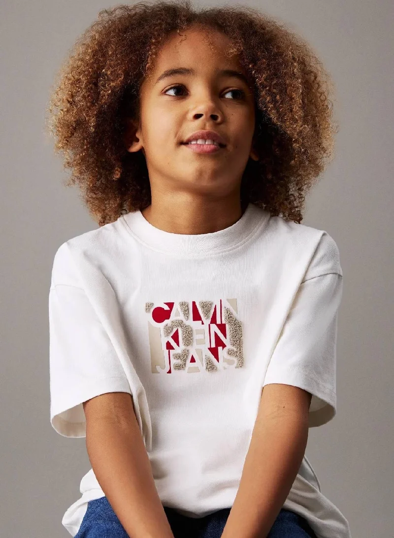 كالفن كلاين جينز تيشرت بقصة واسعة مزين بشعار كلفن كلاين