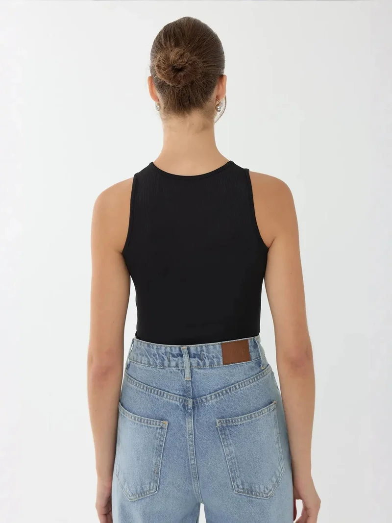 زوبعة بودي بياقة دائرية أساسي