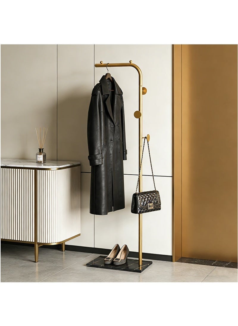 تابيت رف معطف الأرضية لمدخل المنزل والمكتب وغرفة النوم ، رف معطف معدني مع خطافات وقاعدة مستقرة ، وقف معطف على شكل L للملابس والقبعات والأكياس (الذهبية) - Image 1
