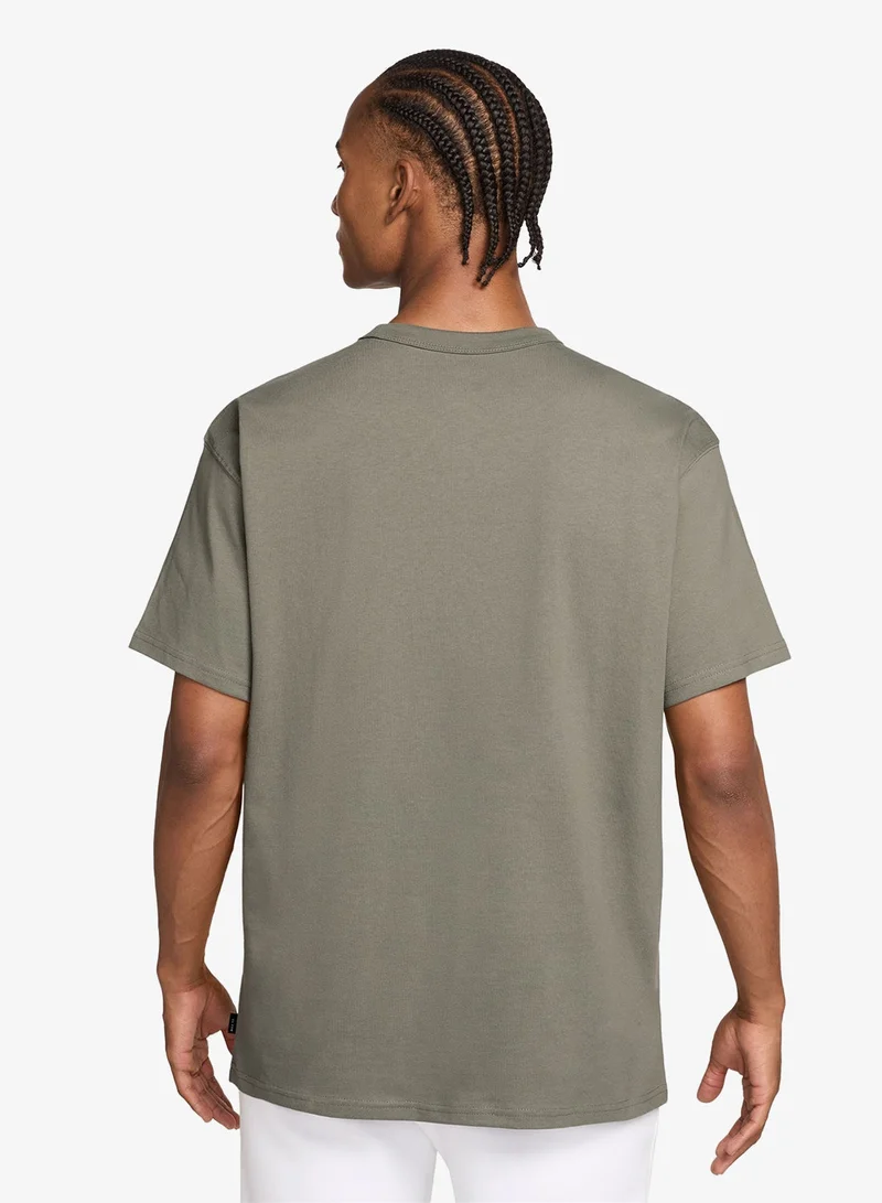 نايكي تيشيرت أساسي فاخر مستدام