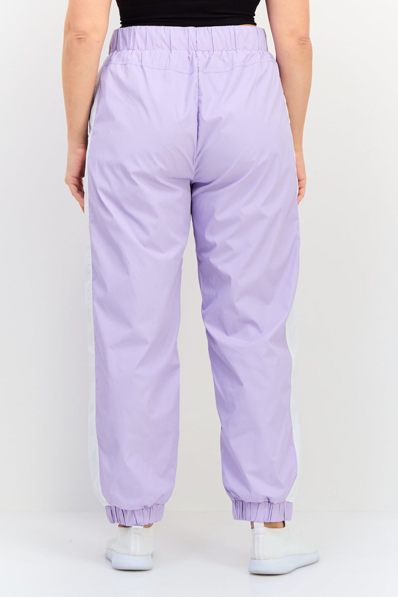 Levi's سروال جوجر للنساء بتصميم عادي مع شعار العلامة التجارية، ليلك - Image 3