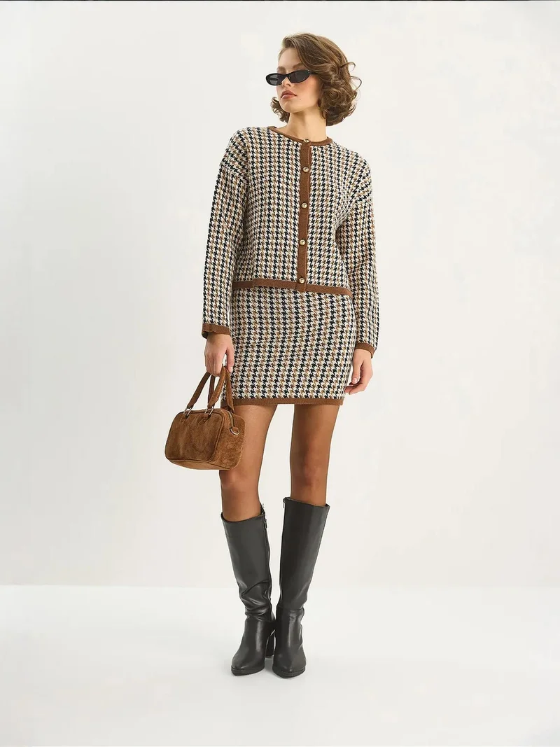 بيانكو لوتشي طقم كارديجان وتنورة من لوكسي بنقشة كرو بار