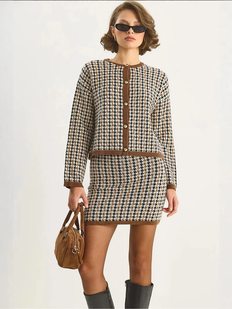 بيانكو لوتشي طقم كارديجان وتنورة من لوكسي بنقشة كرو بار