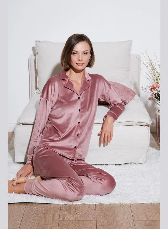 ليلا طقم بيجامة نسائي من المخمل اللامع والمضلع بقصة عادية من ليلا