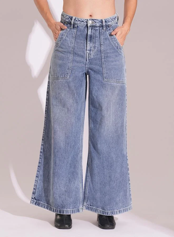 جلو باص جينز أزرق فاتح قطني واسع الأرجل بتفصيلة باهتة