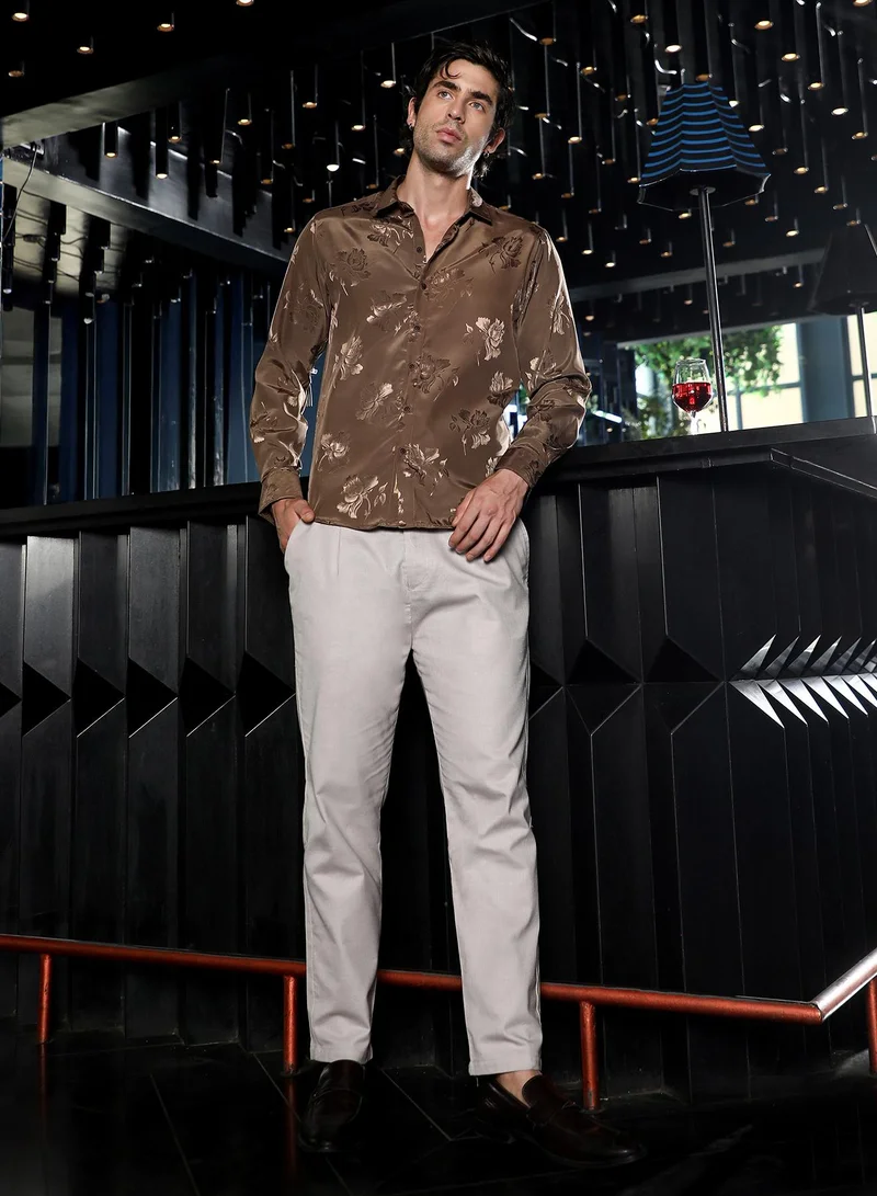 كامبوس سوترا قميص رجالي ساتان بنقش ورد جاكار بياقة واسعة وأكمام طويلة بأزرار وحافة منحنية.