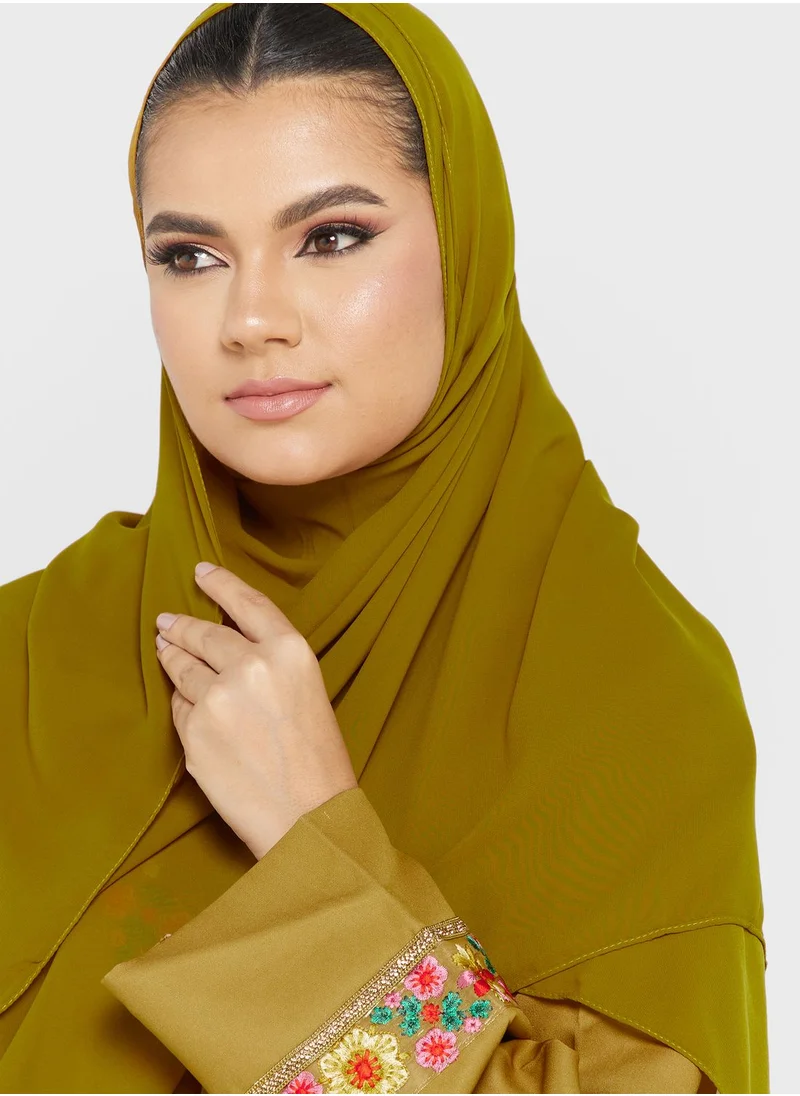 هيا كلوزيت عباية مطرزة ومزينة باحجار لامعة