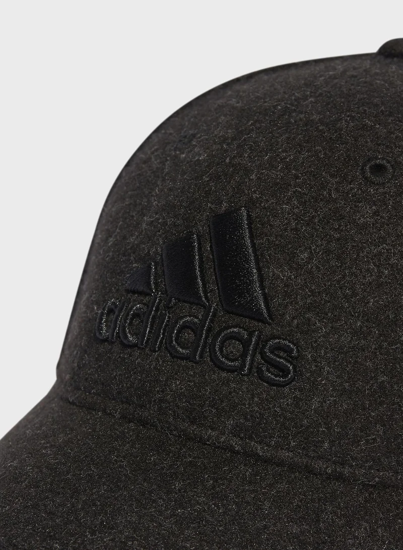 adidas قبعة مزينة بشعار العلامة التجارية