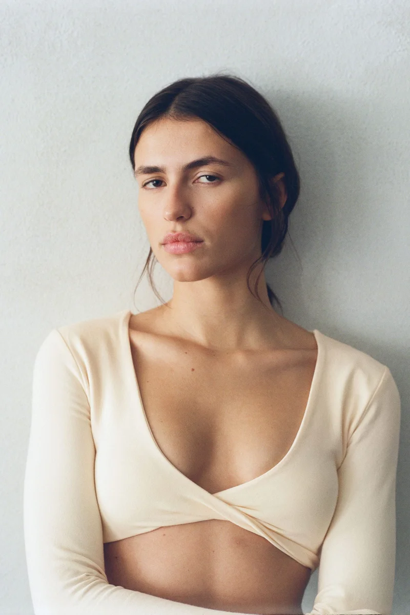 اتش اند ام بلوزة رياضية ملفوفة من نسيج دراي موف