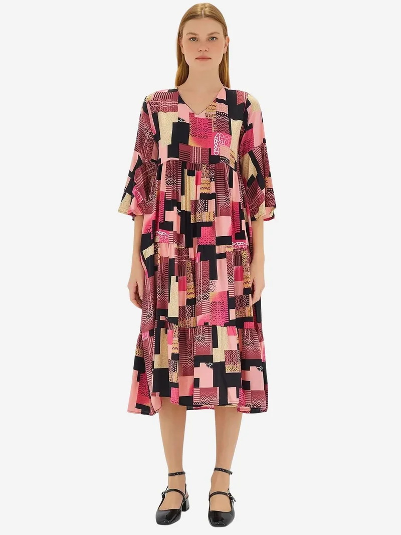 بيغ دارت فستان ميدي بياقة على شكل حرف  وأكمام قصيرة بنقوش