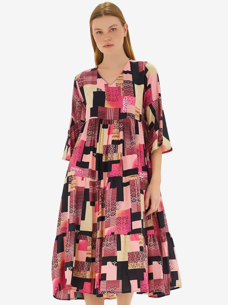 بيغ دارت فستان ميدي بياقة على شكل حرف  وأكمام قصيرة بنقوش