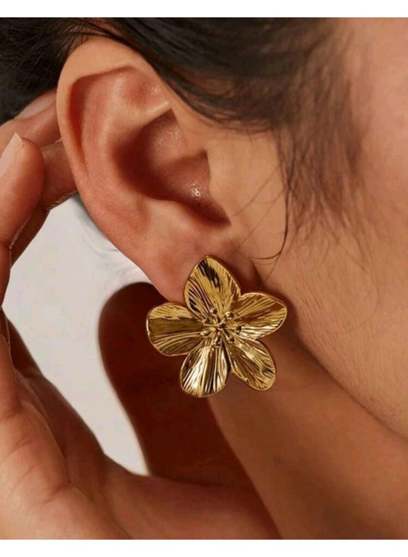 Shein 2 Pieces Women's Gold Stainless Steel Flower And Five Leaf Clover Stud Earrings - Image 1
