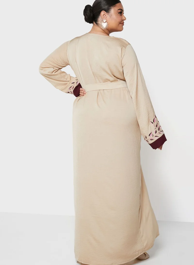 Hayas Closet Curve Embroidered Jalabiya