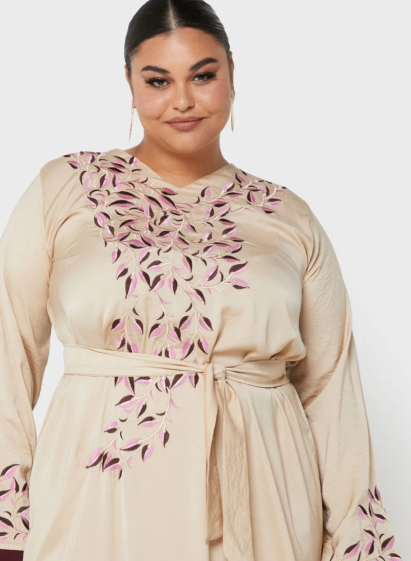 Hayas Closet Curve Embroidered Jalabiya
