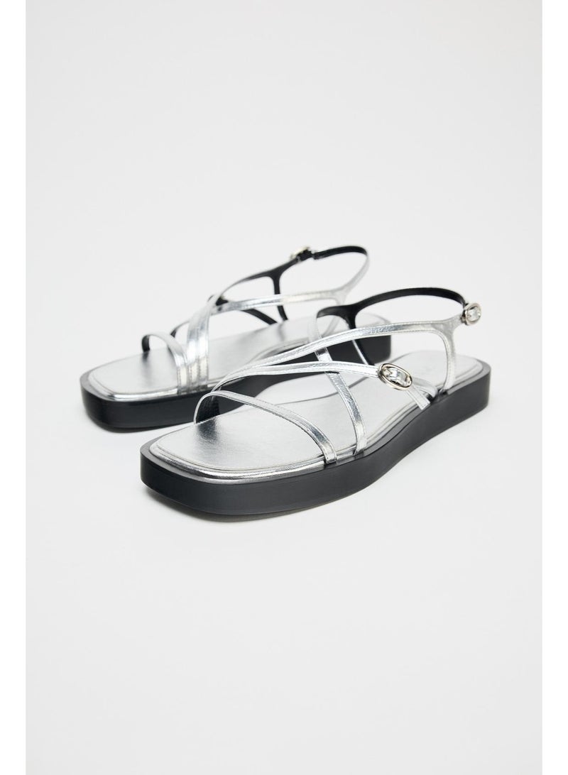 زارا صندل مكتنزة معدني مزخرف ومكتنز - Image 2