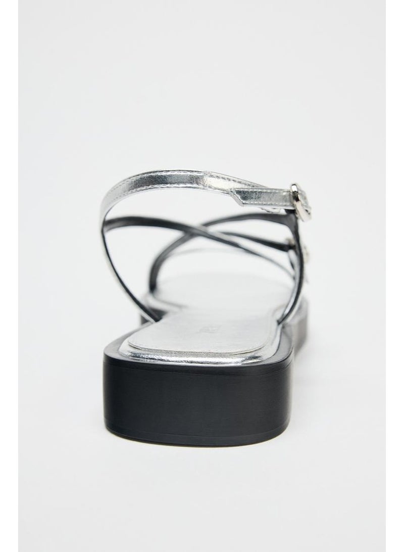 زارا صندل مكتنزة معدني مزخرف ومكتنز - Image 4