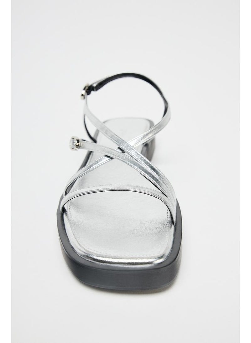 زارا صندل مكتنزة معدني مزخرف ومكتنز - Image 3