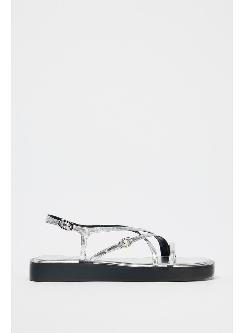 زارا صندل مكتنزة معدني مزخرف ومكتنز - Image 1