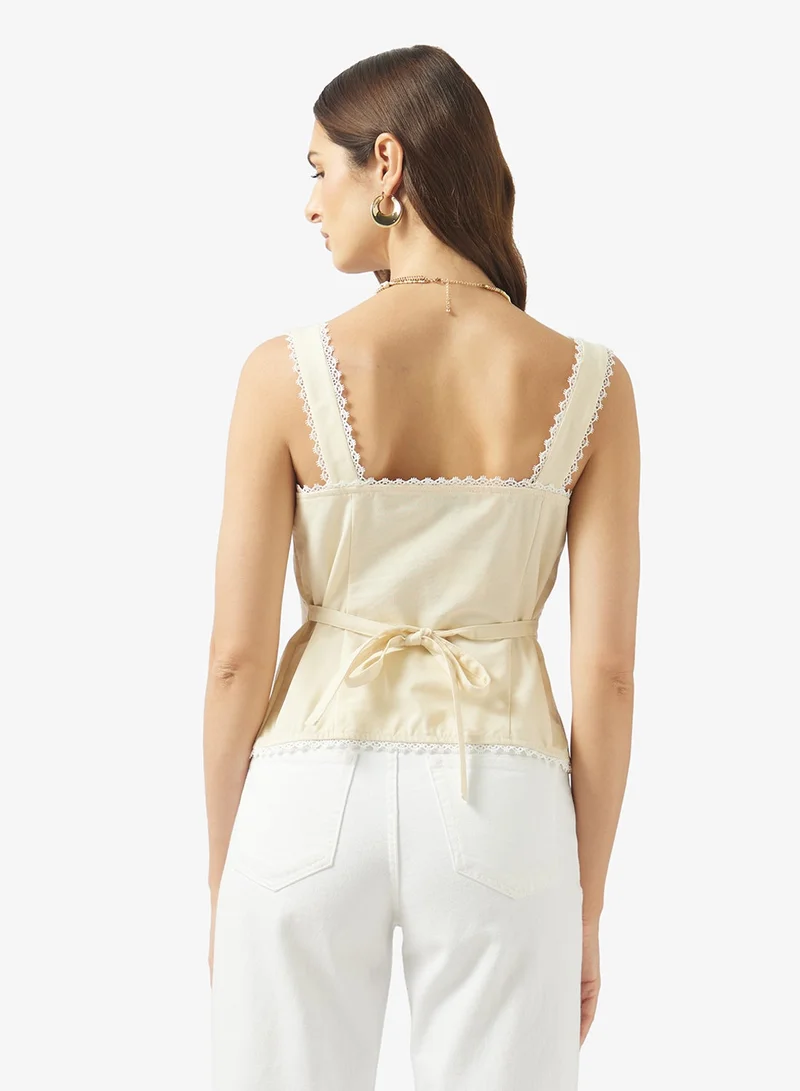 ايلا بلوزة بدون أكمام مزينة بالدانتيل