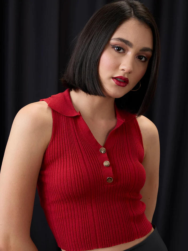 جلو باص بلوزة قصيرة نسائية حمراء بياقة قارب وأزرار ذهبية محبوكة مضلعة