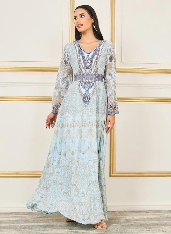 تايك تو جلابية بحزام وطباعة رقمية بتفاصيل حجر الراين من ماكسيم كرييشن