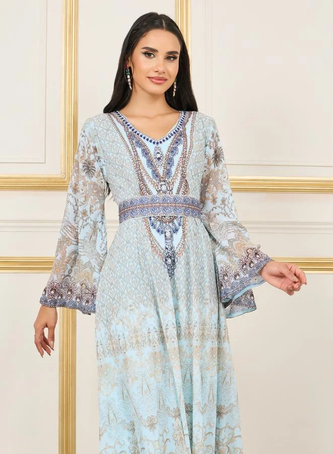 تايك تو جلابية بحزام وطباعة رقمية بتفاصيل حجر الراين من ماكسيم كرييشن