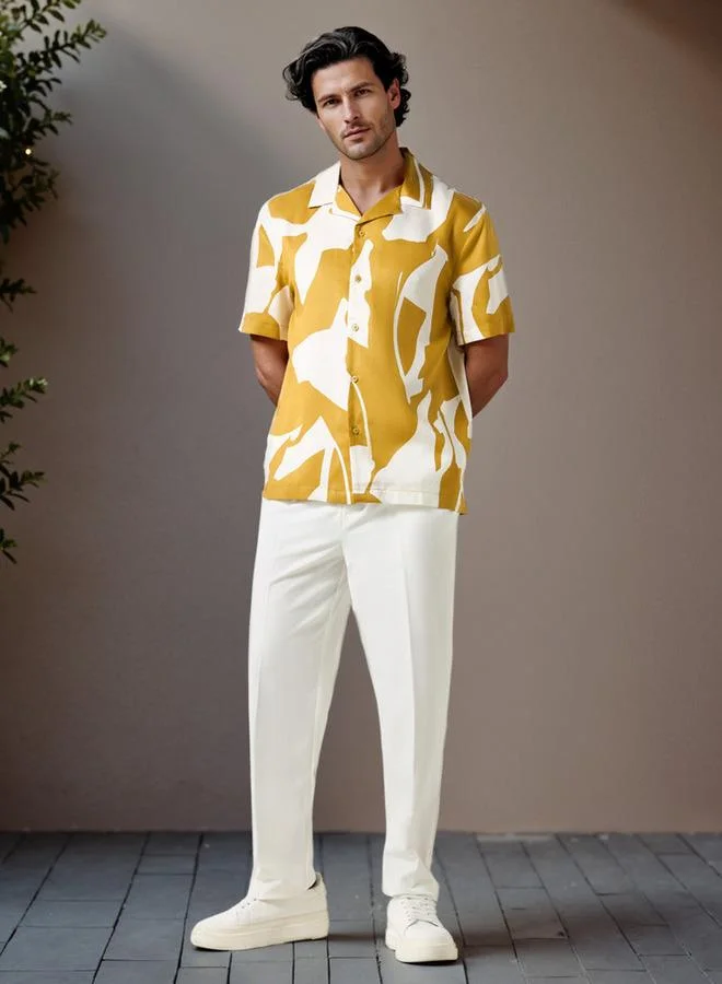 ايكونيك قميص بقصة عادية وطبعات وياقة كامب وأكمام قصيرة من أيكونيك