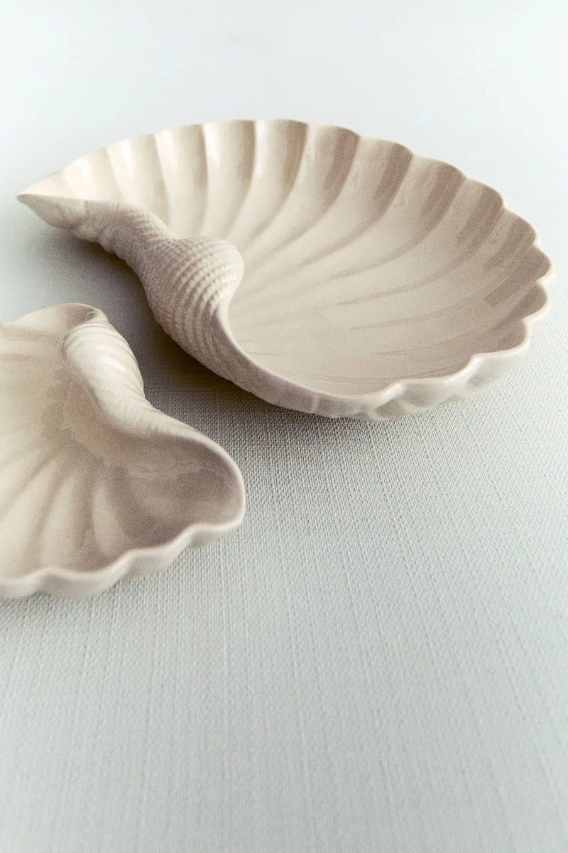 H&M Large shell-shaped serving bowl