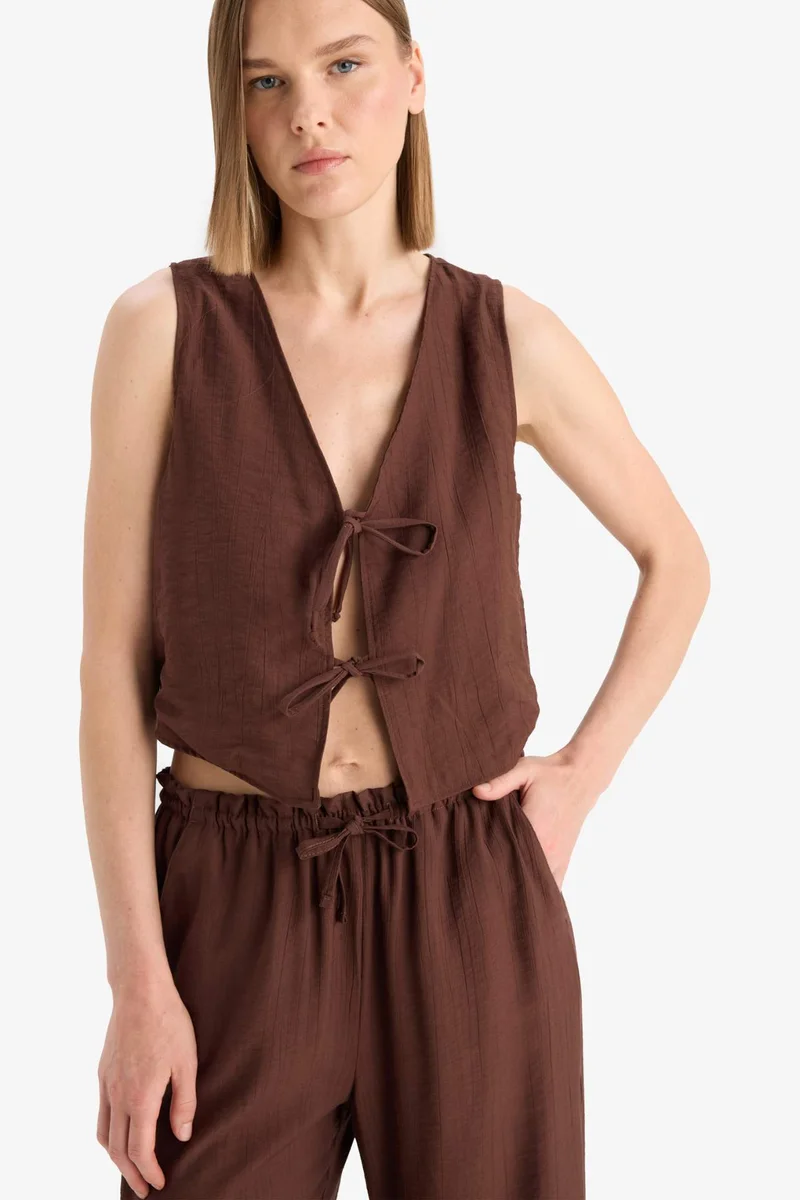 DeFacto Regular Fit V-Neck Sleeveless Blouse