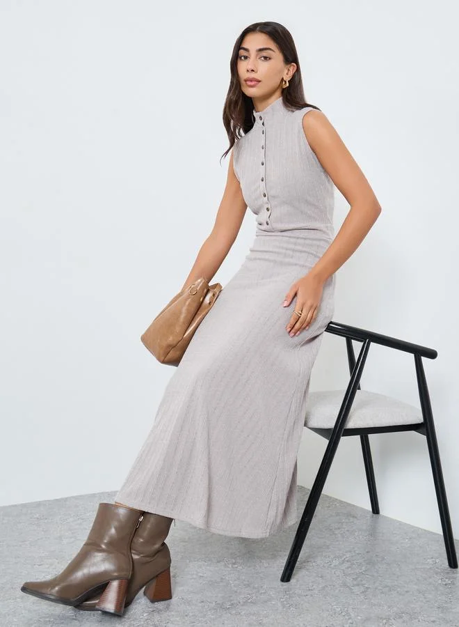 ستايلي فستان طويل بلا أكمام مع شريط أزرار