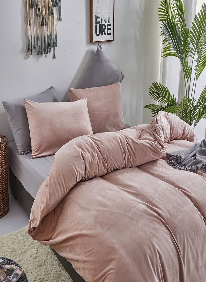 CLOTHKNOW طقم لحاف مخملي وردي من CLOTHKNOW، مقاس كينج، طقم لحاف ناعم، مناسب لجميع الفصول، لحاف بلون وردي باهت ناعم مع 2 غطاء وسادة. - Image 3