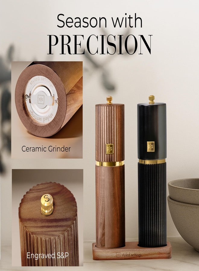 ستايلد سيتينجز طقم مطحنة ملح وفلفل خشبية - مطاحن ملح وفلفل يدوية قابلة لإعادة التعبئة مع شفرات سيراميك قابلة للتعديل، وتفاصيل ذهبية، وحامل من خشب الأكاسيا - هدية مثالية للمطبخ - Image 3