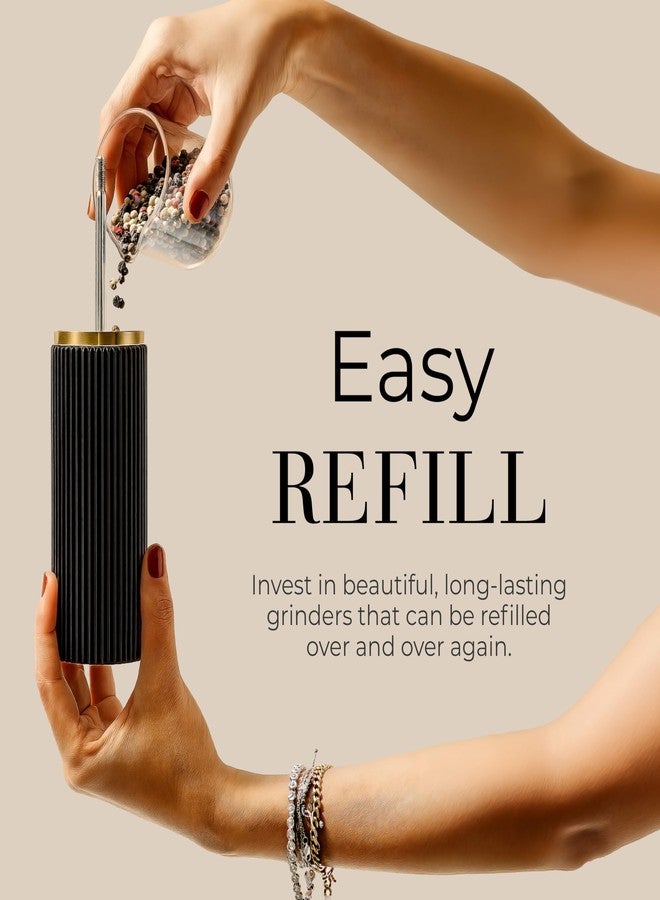 ستايلد سيتينجز طقم مطحنة ملح وفلفل خشبية - مطاحن ملح وفلفل يدوية قابلة لإعادة التعبئة مع شفرات سيراميك قابلة للتعديل، وتفاصيل ذهبية، وحامل من خشب الأكاسيا - هدية مثالية للمطبخ - Image 5