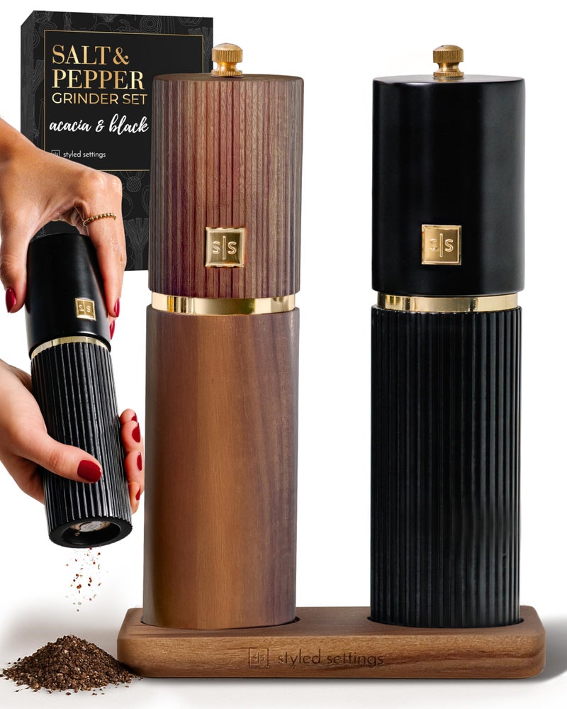 ستايلد سيتينجز طقم مطحنة ملح وفلفل خشبية - مطاحن ملح وفلفل يدوية قابلة لإعادة التعبئة مع شفرات سيراميك قابلة للتعديل، وتفاصيل ذهبية، وحامل من خشب الأكاسيا - هدية مثالية للمطبخ - Image 1
