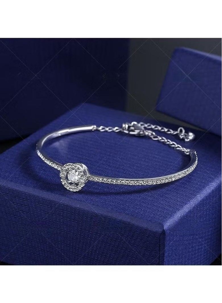 عام سوار مرصع بالزركون، سوار على شكل قلب متلألئ - هذا السوار المطلي بالروديوم، والمرصع بالكريستال الأبيض وأحجار البافيه الكريمة، هدية مجوهرات أنيقة للنساء. - Image 1