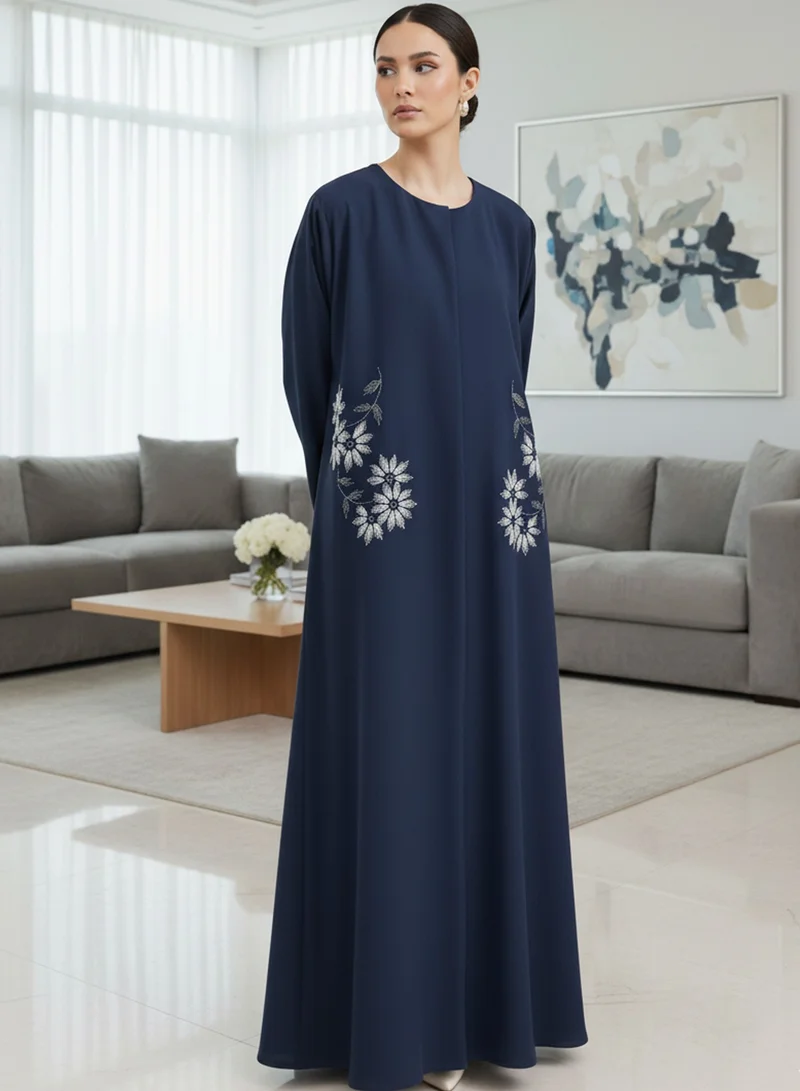 أم سكوير فاشن عباية مطرزة يدوياً بالزهور باللون الأزرق