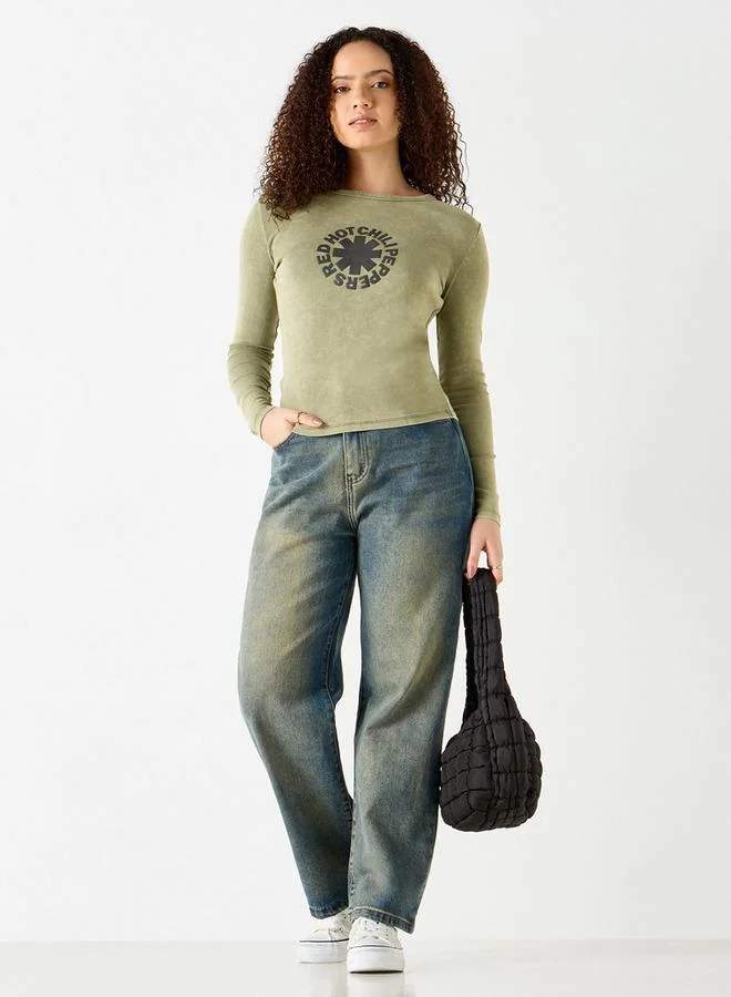 اس بي كاركترز تيشيرت بأكمام طويلة وطبعات من ريد هوت تشيلي بيبرز