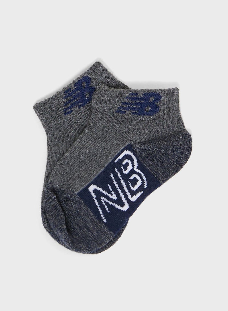 نيو بالانس عبوة من 6 جوارب للأطفال بطول يصل إلى الكاحل - Image 4