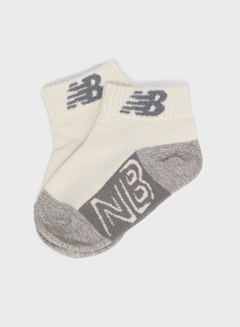 نيو بالانس عبوة من 6 جوارب للأطفال بطول يصل إلى الكاحل - Image 3