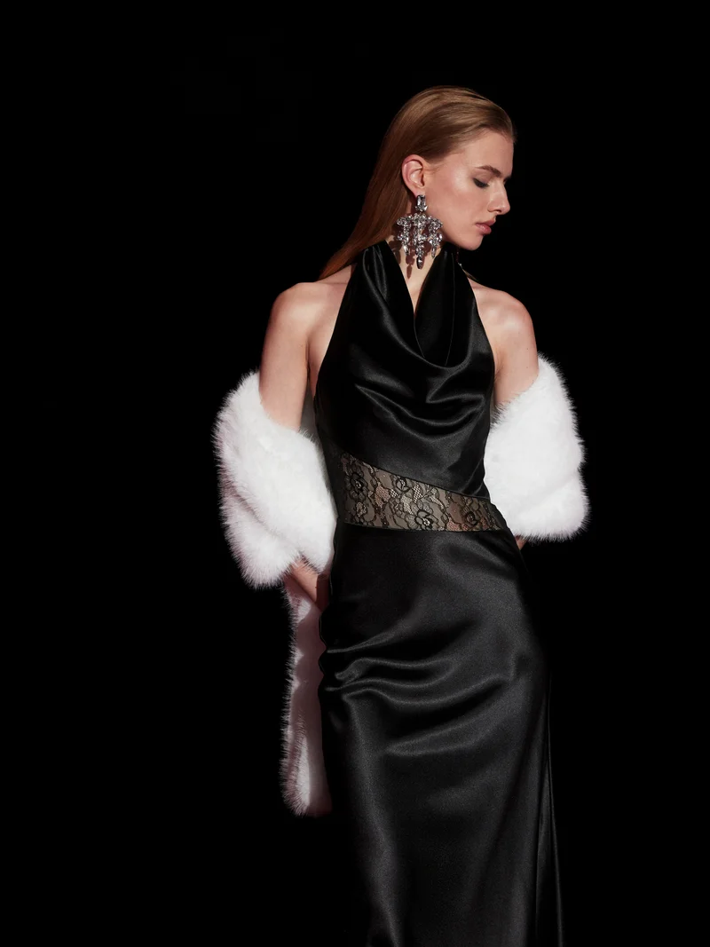 ليتشي فستان ماكسي من الساتان مع ياقة ملفوفة ودانتيل عند الخصر