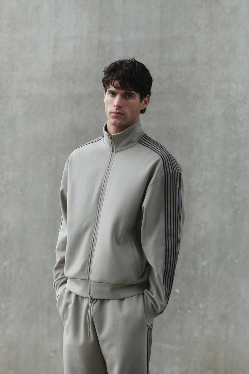 اتش اند ام جاكيت رياضي بقصّة عادية من نسيج دراي موف