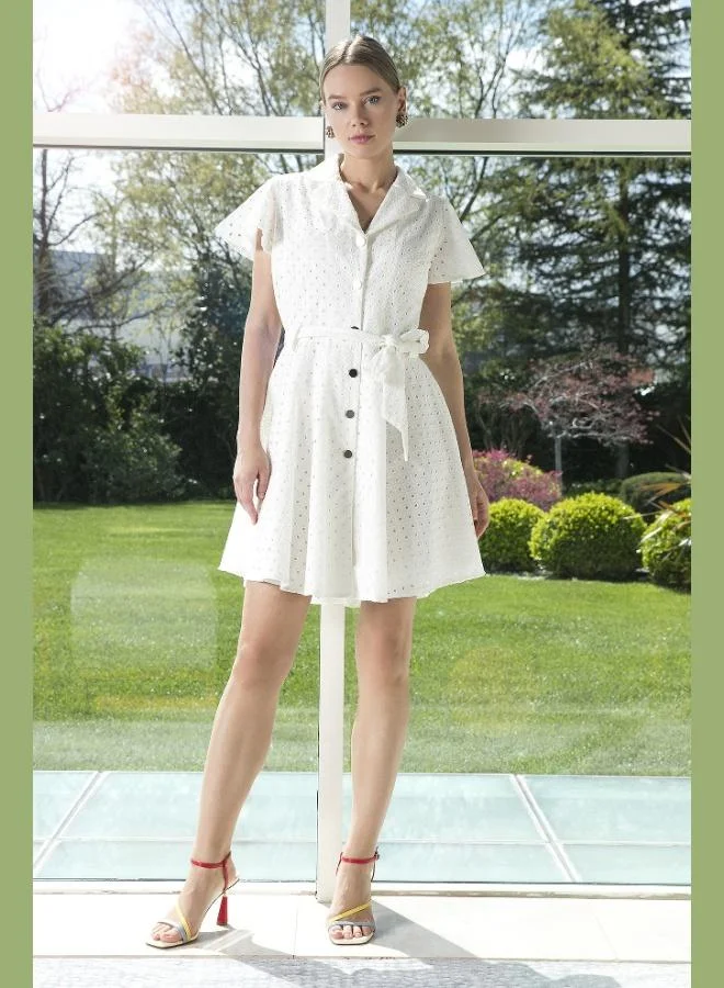 ليلا فستان نسائي قصير الأكمام بحزام وتفاصيل مطرزة من ليلا