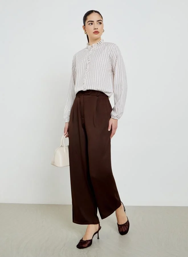 ستايلي قميص مخطط بتفاصيل كرانيش