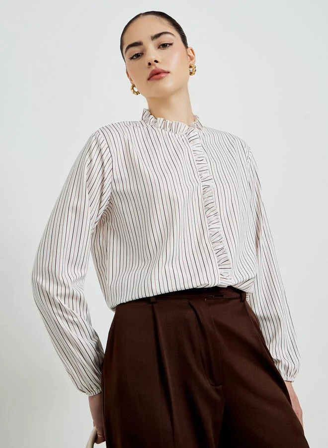 ستايلي قميص مخطط بتفاصيل كرانيش