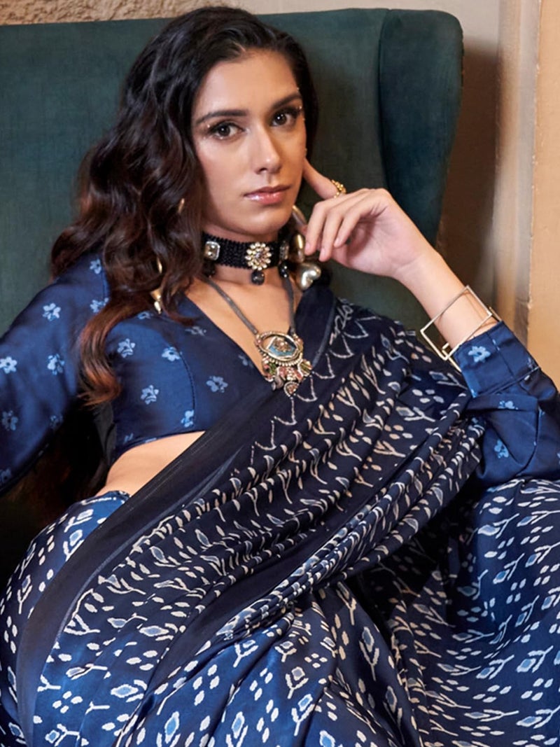 SAREE MALL Women's Dark Blue Crepe Bagru Printed Saree With Unstitched Blouse Piece (KONZAI405004_RJ) - Image 5