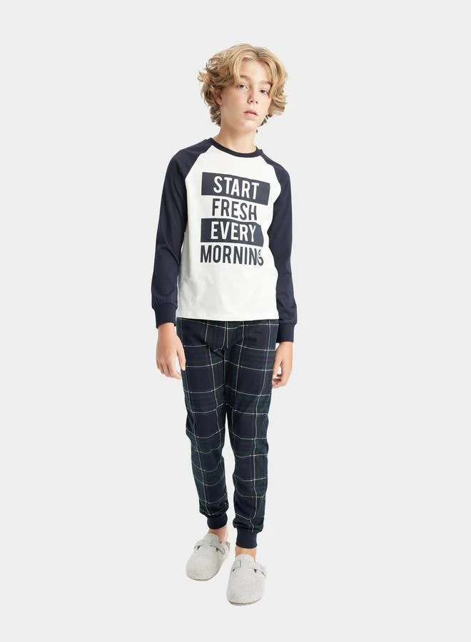 ديفاكتو Graphic Print Reglan Sleeve T-Shirt & Pyjama Set by Styli