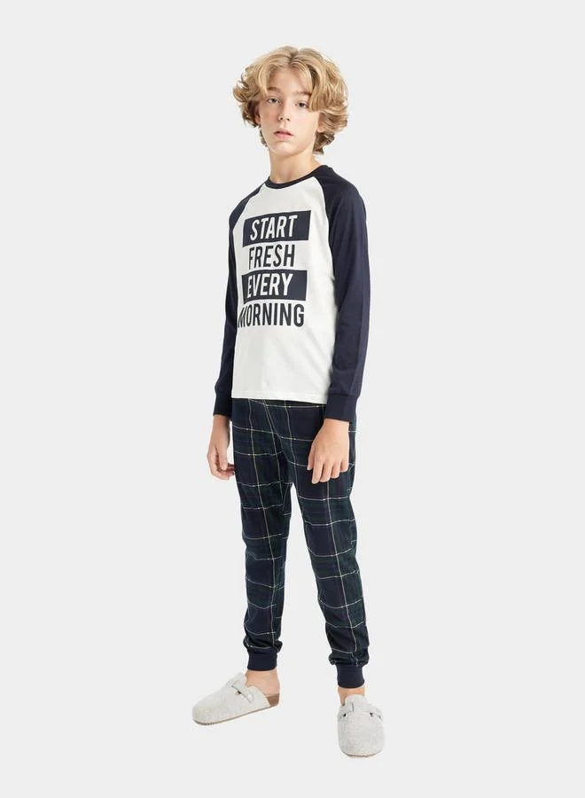 ديفاكتو Graphic Print Reglan Sleeve T-Shirt & Pyjama Set by Styli