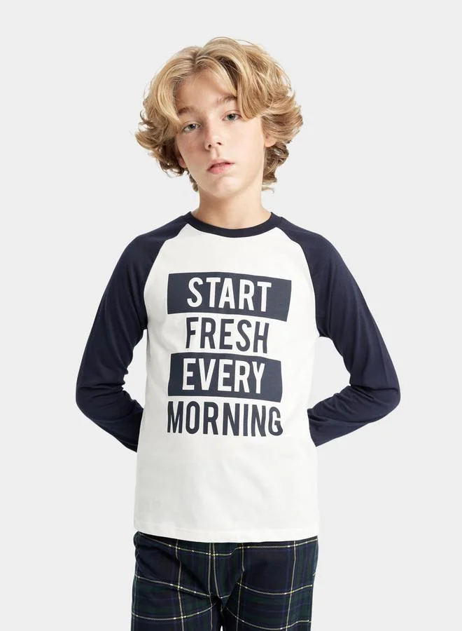 ديفاكتو Graphic Print Reglan Sleeve T-Shirt & Pyjama Set by Styli