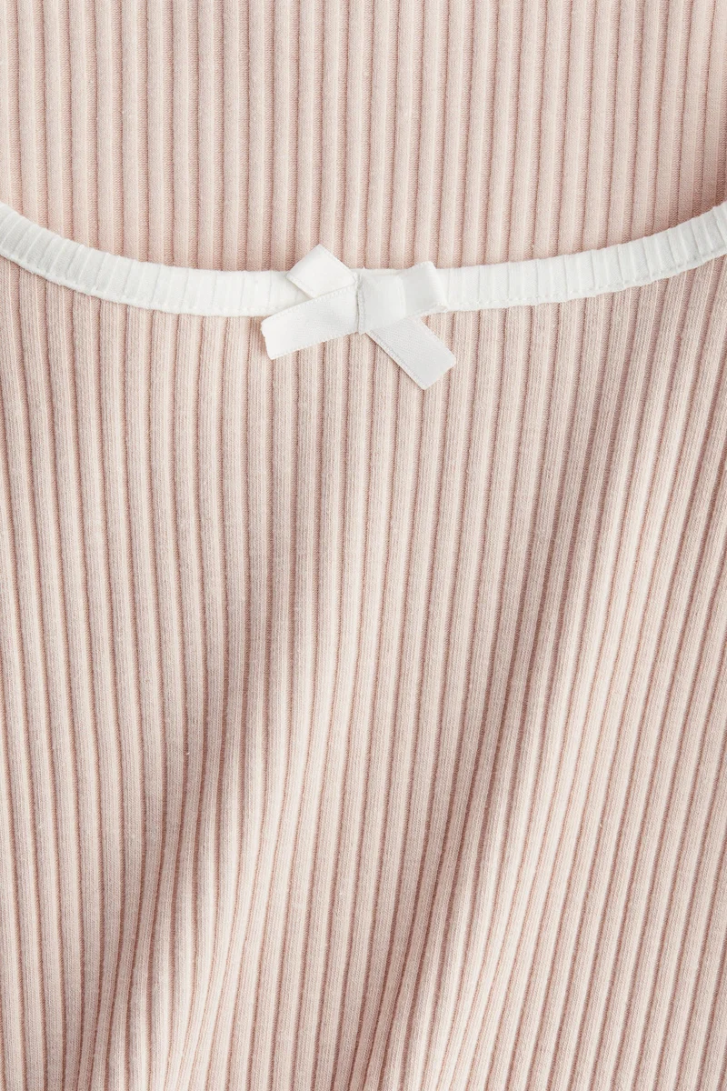 اتش اند ام بلوزة بتصميم مرن وتفاصيل درزات محكمة